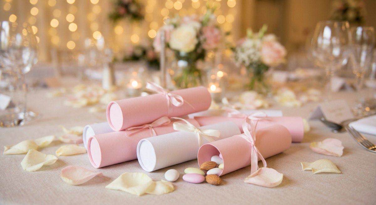 婚禮小物紙管包裝搭配玫瑰花瓣佈置，讓賓客帶走精緻記憶客製紙罐設計。