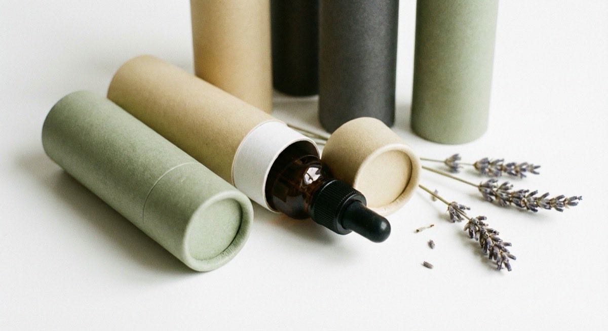 精油紙管包裝內含深色玻璃滴瓶,遮光保護與香氛品牌高質感客製方案。