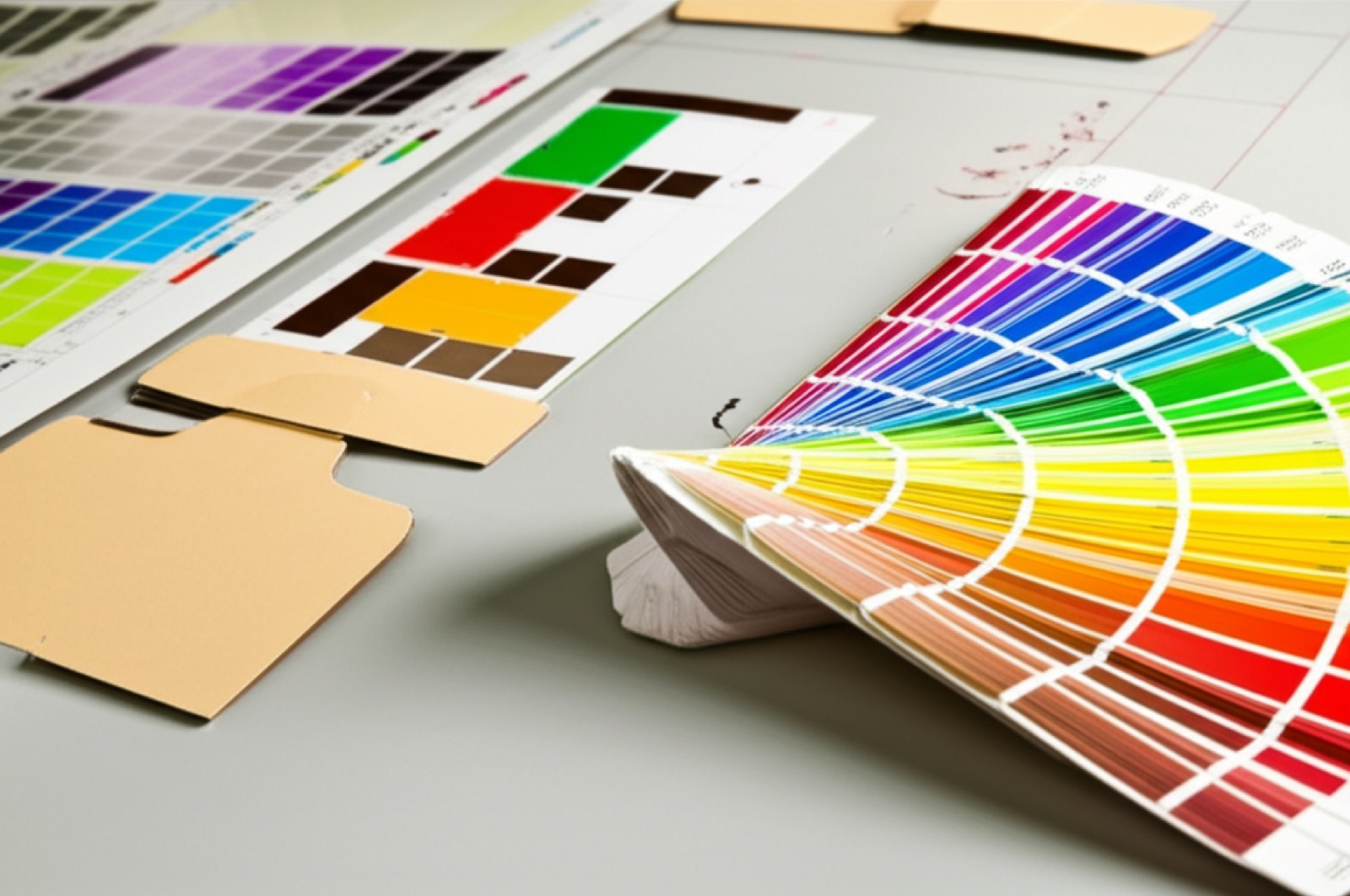 CMYK 色彩校對:印刷色條、Pantone 色票與套印校準